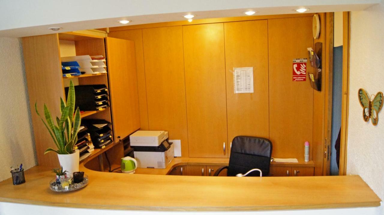 Km House Cerny Most Albergue Praga Exterior foto