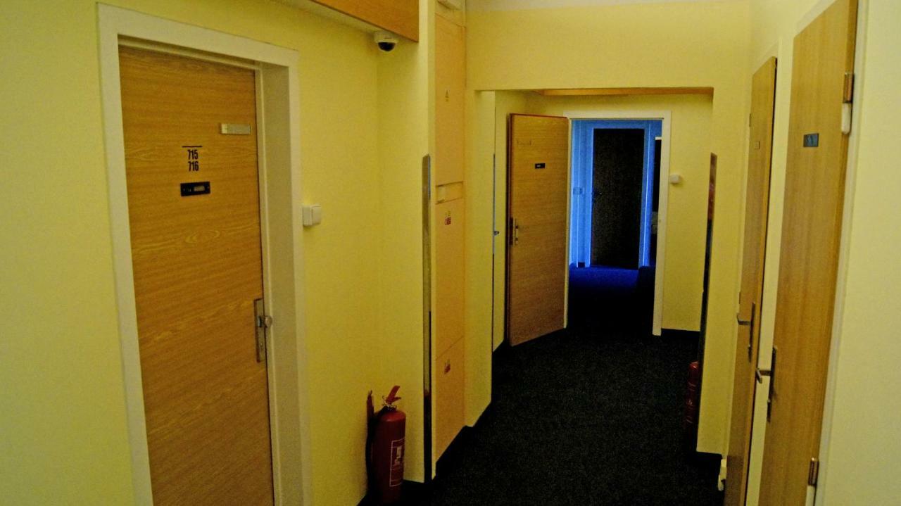 Km House Cerny Most Albergue Praga Exterior foto