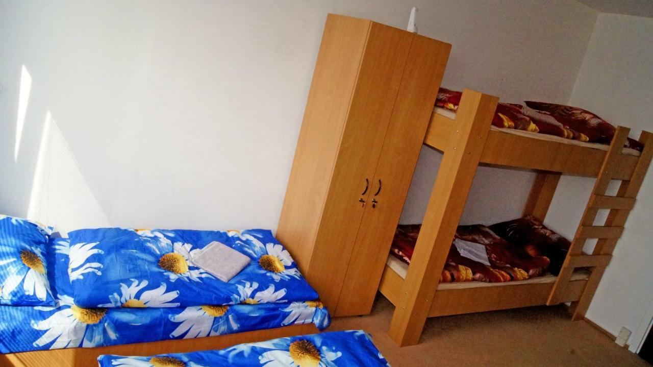 Km House Cerny Most Albergue Praga Exterior foto